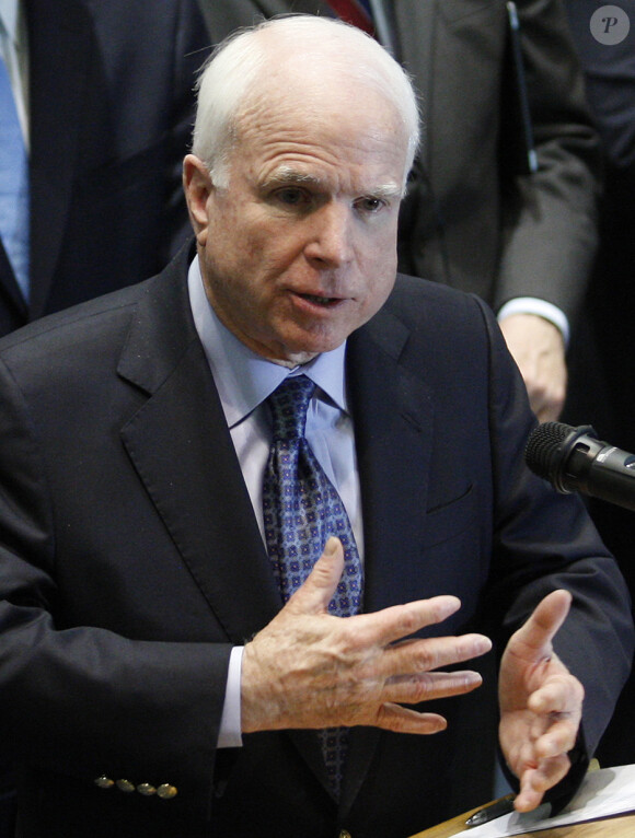 Le sénateur américain John McCain tient une conférence de presse accompagné d'autres sénateurs américains à Kiev, le 15 mars 2014.