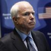 Le sénateur américain John McCain tient une conférence de presse accompagné d'autres sénateurs américains à Kiev, le 15 mars 2014.
