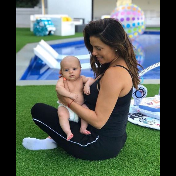 Eva Longoria pose avec son fils Santiago à Los Angeles, le 26 août 2018