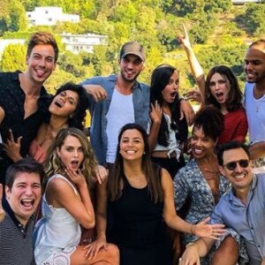 Eva Longoria pose avec les acteurs de la série Grand Hotel, à Los Angeles, le 26 août 2018