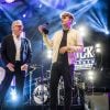 Exclusif - Le père d'Avicii, Klas Bergling, accepte le prix Aftonbladets Rockbjörnen de la meilleure chanson suédoise de l'année pour la chanson de son fils "Without You " accompagné du compositeur Sandro Cavazza à Stockholm en Suède, le 15 aout 2018.