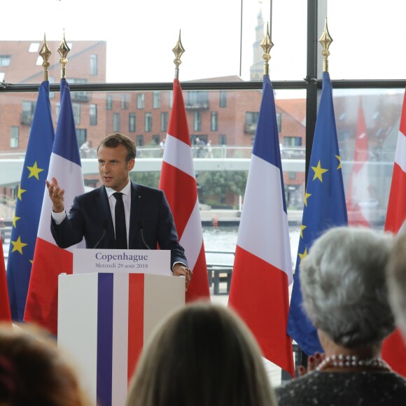 Le président Emmanuel Macron et sa épouse Brigitte Macron ont assisté à la la réception de retour offerte en l'honneur de Sa Majesté la reine Margrethe II de Danemark sur le parvis du théâtre royal de Copenhague, le 29 août 2018. © Ludovic Marin / Pool / Bestimage