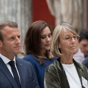 Le président Emmanuel Macron, son épouse Brigitte et Françoise Nyssen rencontrent des artistes lors de la visite du musée Ny Carlsberg Glyptotek à Copenhague le 29 août 2018 © Jacques Witt / Pool / Bestimage