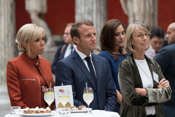Le président Emmanuel Macron, son épouse Brigitte et Françoise Nyssen rencontrent des artistes lors de la visite du musée Ny Carlsberg Glyptotek à Copenhague le 29 août 2018 © Jacques Witt / Pool / Bestimage