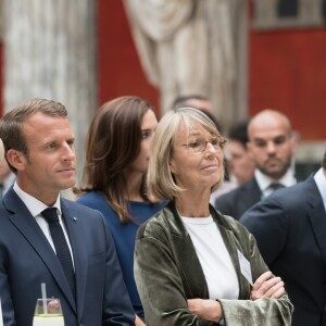 Le président Emmanuel Macron, son épouse Brigitte et Françoise Nyssen rencontrent des artistes lors de la visite du musée Ny Carlsberg Glyptotek à Copenhague le 29 août 2018 © Jacques Witt / Pool / Bestimage