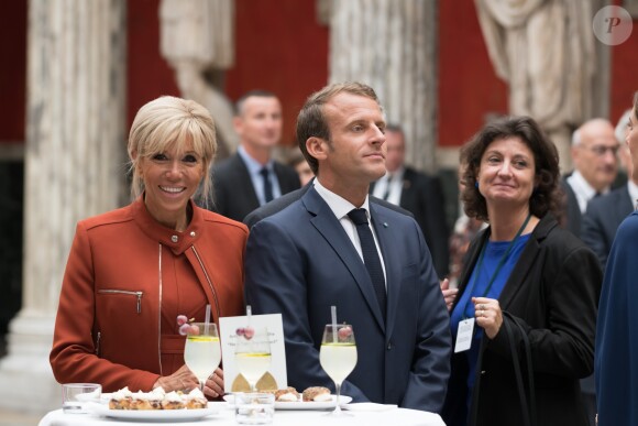 Le président Emmanuel Macron et son épouse Brigitte rencontrent des artistes lors de la visite du musée Ny Carlsberg Glyptotek à Copenhague le 29 août 2018 © Jacques Witt / Pool / Bestimage