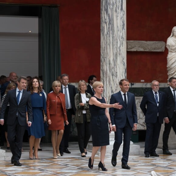 Le président Emmanuel Macron et son épouse Brigitte rencontrent des artistes lors de la visite du musée Ny Carlsberg Glyptotek à Copenhague le 29 août 2018 © Jacques Witt / Pool / Bestimage