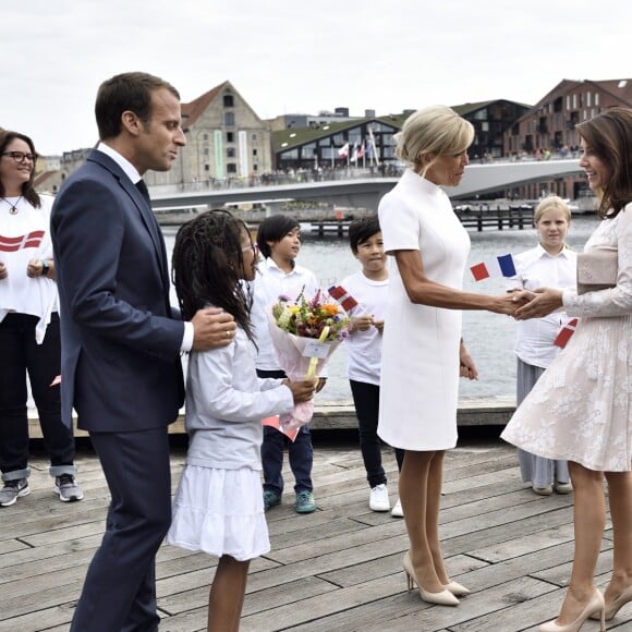 Le président Emmanuel Macron et sa épouse Brigitte Macron ont assisté à la réception de retour offerte en l'honneur de Sa Majesté la reine Margrethe II de Danemark sur le parvis du théâtre royal de Copenhague, le 29 août 2018.