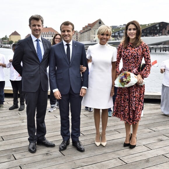 Le président Emmanuel Macron et sa épouse Brigitte Macron ont assisté à la réception de retour offerte en l'honneur de Sa Majesté la reine Margrethe II de Danemark sur le parvis du théâtre royal de Copenhague, le 29 août 2018.