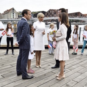 Le président Emmanuel Macron et sa épouse Brigitte Macron ont assisté à la réception de retour offerte en l'honneur de Sa Majesté la reine Margrethe II de Danemark sur le parvis du théâtre royal de Copenhague, le 29 août 2018.