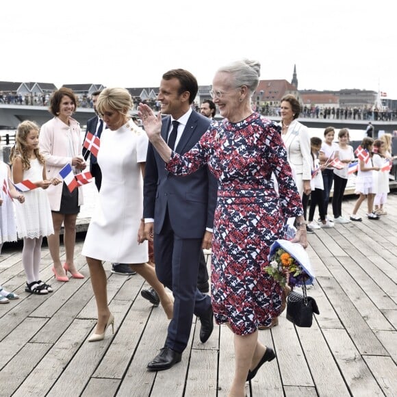 Le président Emmanuel Macron et sa épouse Brigitte Macron ont assisté à la réception de retour offerte en l'honneur de Sa Majesté la reine Margrethe II de Danemark sur le parvis du théâtre royal de Copenhague, le 29 août 2018.