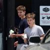 Romeo et Cruz Beckham - Exclusif - La famille Beckham est allée manger une glace chez Cold Rolling Ice Cream Company à Los Angeles, le 29 juillet 2018.