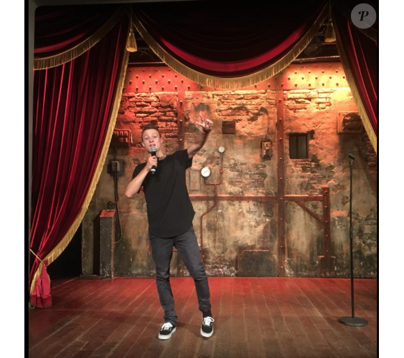 Théo Cosset sur la scène du Jamel Comedy Club en mai 2018.