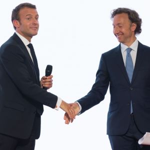 Le président de la République Emmanuel Macron et Stéphane Bern, chargé de mission pour le patrimoine - Le président de la République française et le chargé de mission pour le patrimoine français lancent le Loto "Mission Patrimoine" au palais de l'Elysée à Paris, France, le 31 mai 2018. L'objectif est de susciter une grande mobilisation populaire autour d'une loterie et d'un jeu de grattage qui seront lancés à la rentrée pour financer la rénovation de 270 projets sélectionnés (monuments historiques en péril aux quatre coins de toute la France) par la mission menée par S.Bern. © Jacques Witt/Pool//Bestimage