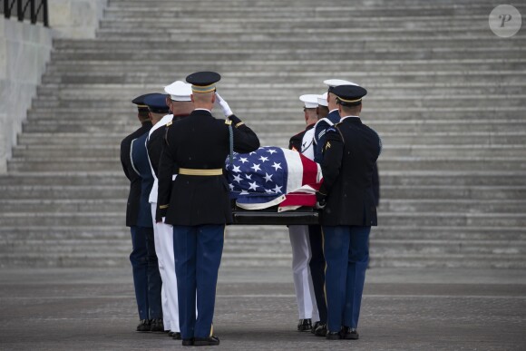 Hommage solennel à John McCain au Capitole à Washington le 31 août 2018.
