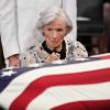 Roberta McCain devant la dépouille de son fils John McCain lors de l'hommage national organisé au Capitole à Washington le 31 août 2018
