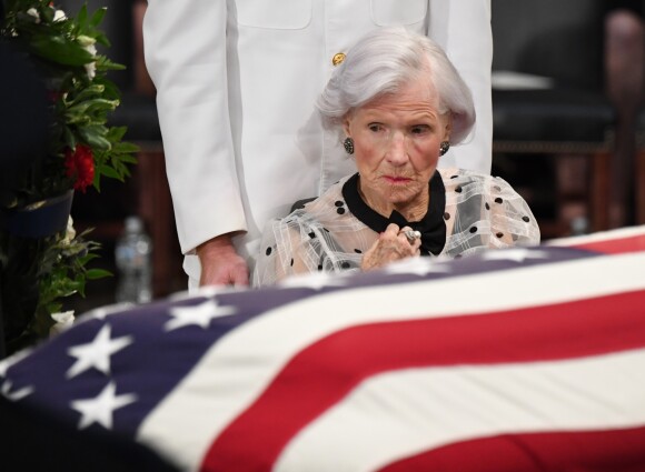Roberta McCain devant la dépouille de son fils John McCain lors de l'hommage national organisé au Capitole à Washington le 31 août 2018