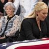 Meghan et Roberta McCain lors de l'hommage national organisé en la mémoire de John McCain au Capitole à Washington le 31 août 2018