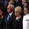 Mike Pence au côté de Cindy McCain devant la dépouille de John McCain lors de l'hommage national organisé au Capitole à Washington le 31 août 2018