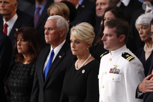Mike Pence au côté de Cindy McCain devant la dépouille de John McCain lors de l'hommage national organisé au Capitole à Washington le 31 août 2018