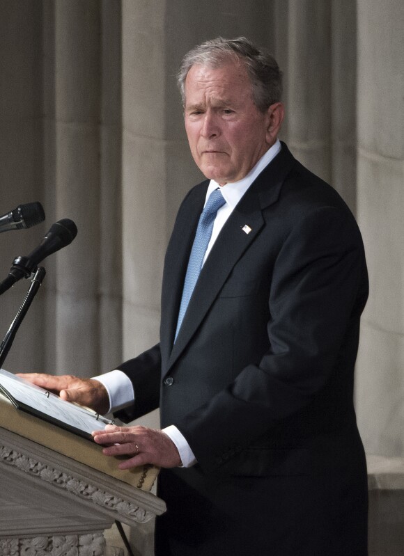 George W. Bush prononçant quelques mots aux funérailles de John McCain à Washington lors du service commémoratif organisée à Washigton le 1er septembre 2018