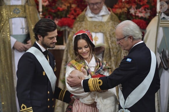 Le prince Carl Philip de Suède, la princesse Sofia de Suède, le prince Gabriel de Suède et Le roi Carl XVI Gustav de Suède - Baptême du prince Gabriel de Suède à la chapelle du palais Drottningholm à Stockholm, Suède, le 1er décembre 2017.