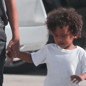 Exclusif - North et Saint West se baladent avec leurs nounous dans les rues de Calabasas, le 20 août 2018