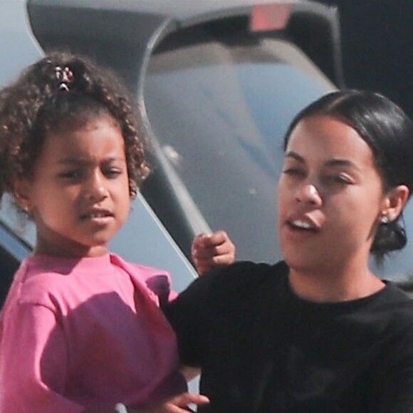 Exclusif - North et Saint West se baladent avec leurs nounous dans les rues de Calabasas, le 20 août 2018