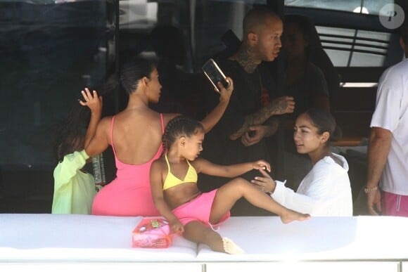 Kim Kardashian, North West - Kim Kardashian profite d'une belle journée ensoleillée avec ses enfants et ses amis sur le yacht de D. Grutman au large de Miami, le 16 août 2018