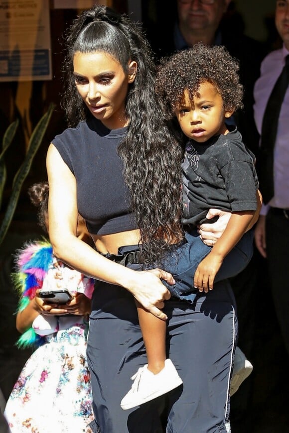 Kim Kardashian avec ses enfants Saint West et North West - Les Kardashians sont allés déjeuner avec leurs enfants au restaurant Carousel à Los Angeles, le 13 juillet 2018