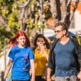 Exclusif - Charlie Sheen à la sortie d'un salon de beauté avec sa fille Sam et une des ses amies à Calabasas, le 25 juin 2018