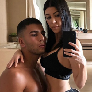Younes Bendjima et Kourtney Kardashian, plus amoureux que jamais. Mars 2018.