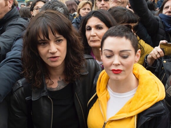 Asia Argento et Rose McGowan lors de la marche "Women's WeToo WeToogether" pour la journée internationale des droits des femmes à Rome. Le 8 mars 2018