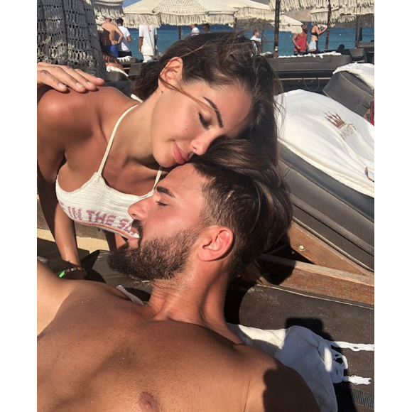 Nabilla et Thomas amoureux à Mykonos, courant août 2018.