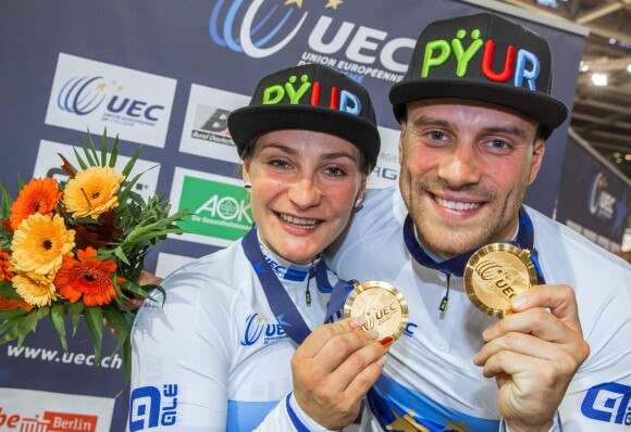 Kristina Vogel célébrant son titre avec Maximilian Levy lors des championnats d'Europe de cyclisme sur piste à Berlin en octobre 2017.