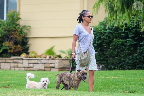 Exclusif - Doria Ragland, la mère de Meghan Markle, duchesse de Sussex, promenant ses chiens dans son quartier à Los Angeles le 21 août 2018.