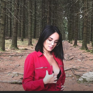 Agathe Auproux enflamme la toile avec un décolleté sexy sur Instagram le 9 septembre 2018.