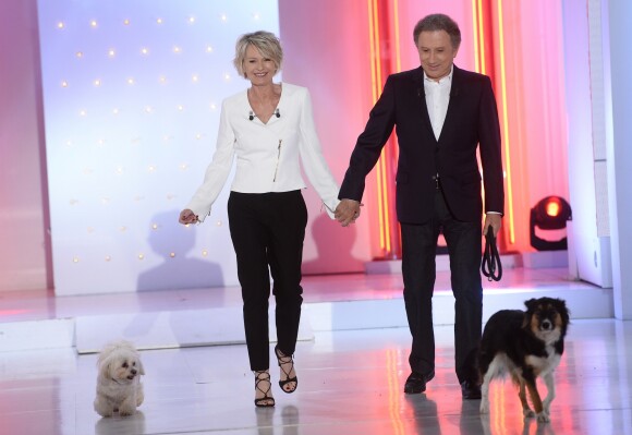 Sophie Davant et Michel Drucker avec sa chienne Isia - Enregistrement de l'émission "Vivement Dimanche" à Paris le 1er Avril 2015.