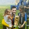 Hugo Lloris avec ses filles Anne-Rose et Giuliana - Finale de la Coupe du Monde de Football 2018 en Russie à Moscou, opposant la France à la Croatie (4-2) le 15 juillet 2018 © Moreau-Perusseau / Bestimage