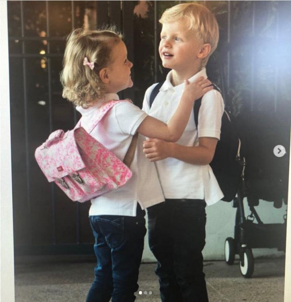 Le prince héréditaire Jacques et la princesse Gabriella de Monaco lors de leur première rentrée des classes, le 12 septembre 2018, photo publiée sur le compte Instagram de la princesse Charlene.