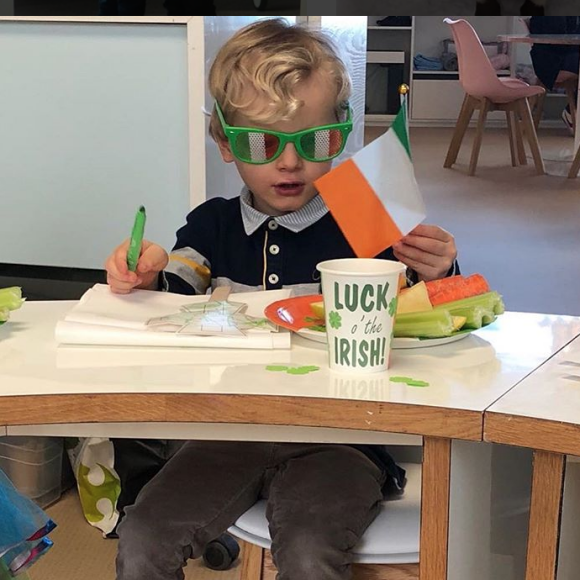 Le prince héréditaire Jacques de Monaco en mode Saint Patrick à la crèche en mars 2018, photo publiée sur le compte Instagram de la princesse Charlene.