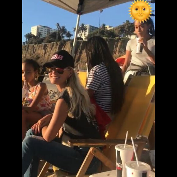 Laeticia Hallyday rayonnante pour un dimanche à Santa Monica, Los Angeles, avec ses filles Jade et Joy et ses amis Jean-Claude Sindres et Laurence Favalelli.