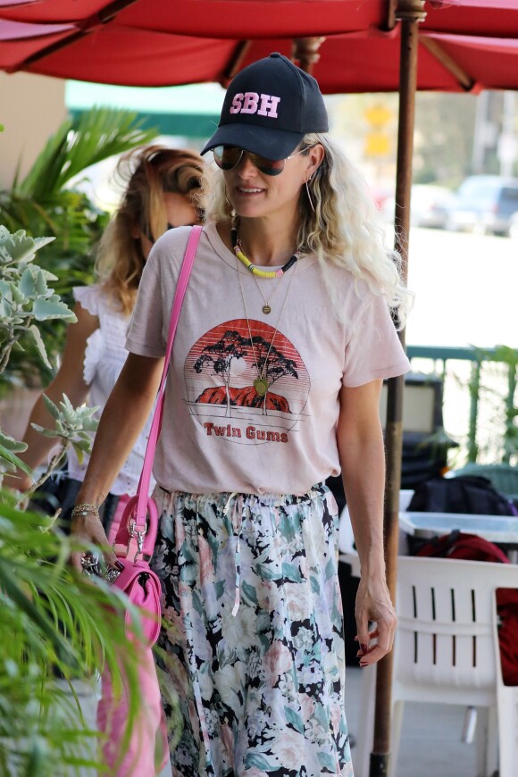 Laeticia Hallyday a déjeuné avec son agent Laurence Favalelli dans un restaurant de sushis à Los Angeles le 13 septembre 2018.