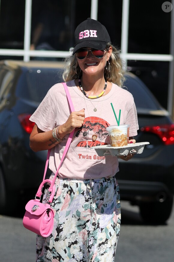 Laeticia Hallyday a déjeuné avec son agent Laurence Favalelli dans un restaurant de sushis à Los Angeles le 13 septembre 2018. Laeticia repart puis s'arrête dans un Starbucks avant d'aller chercher ses filles à la sortie de l'école.