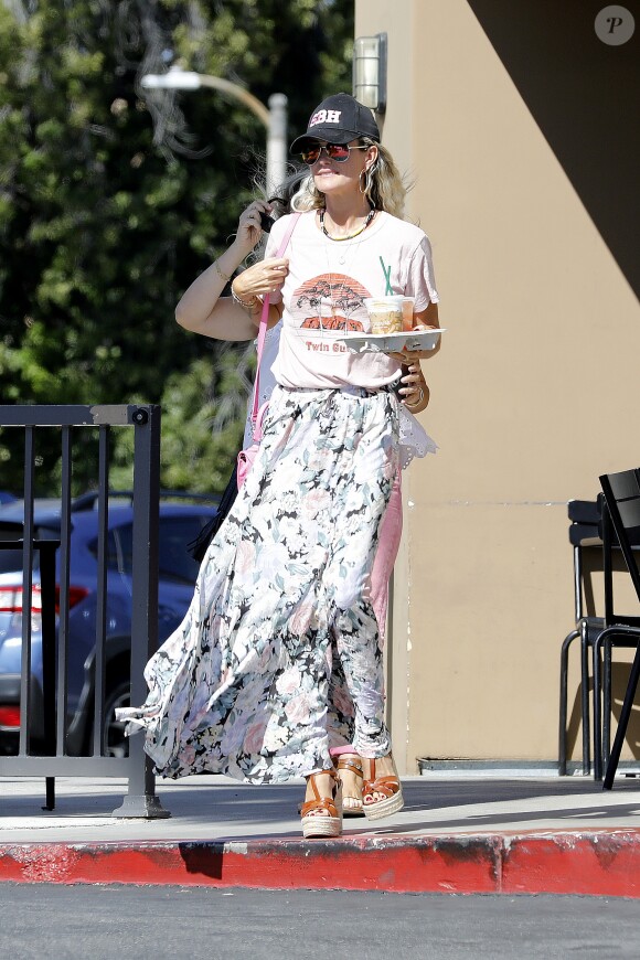 Laeticia Hallyday a déjeuné avec son agent Laurence Favalelli dans un restaurant de sushis à Los Angeles le 13 septembre 2018. Laeticia repart puis s'arrête dans un Starbucks avant d'aller chercher ses filles à la sortie de l'école.