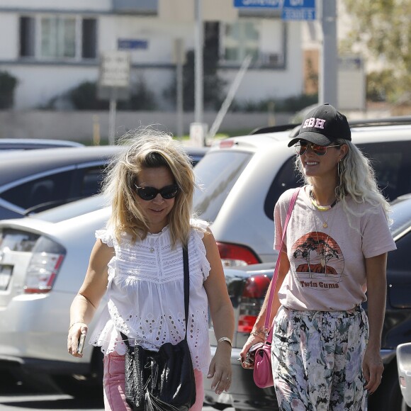 Laeticia Hallyday a déjeuné avec son agent Laurence Favalelli dans un restaurant de sushis à Los Angeles le 13 septembre 2018. Laeticia repart puis s'arrête dans un Starbucks avant d'aller chercher ses filles à la sortie de l'école.