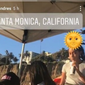 Laeticia Hallyday rayonnante pour un dimanche à Santa Monica, Los Angeles, avec ses filles Jade et Joy et ses amis Jean-Claude Sindres et Laurence Favalelli.
