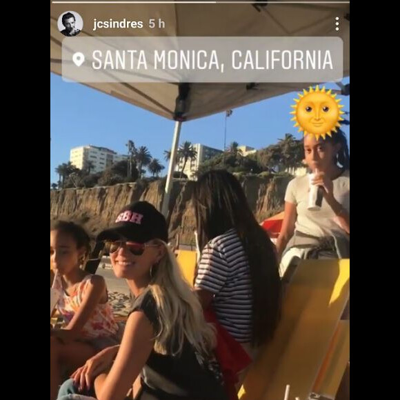 Laeticia Hallyday rayonnante pour un dimanche à Santa Monica, Los Angeles, avec ses filles Jade et Joy et ses amis Jean-Claude Sindres et Laurence Favalelli.