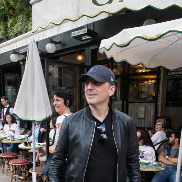 Gad Elmaleh quitte le café de Flore après avoir croisé Katy Perry à Paris le 30 mai 2018.