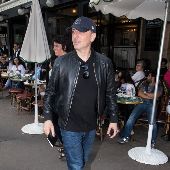 Gad Elmaleh quitte le café de Flore après avoir croisé Katy Perry à Paris le 30 mai 2018.